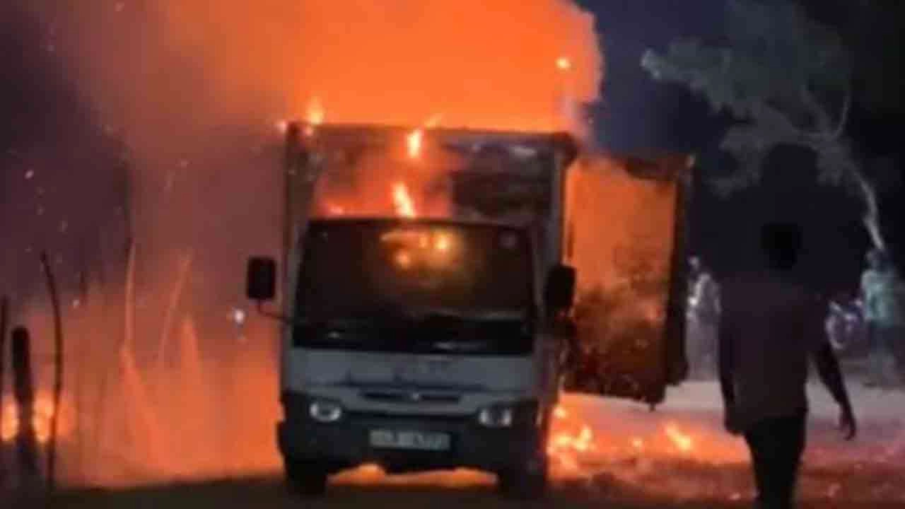 திருவிழாவுக்காக வந்த பட்டாசு வாகனம் தீக்கிரை